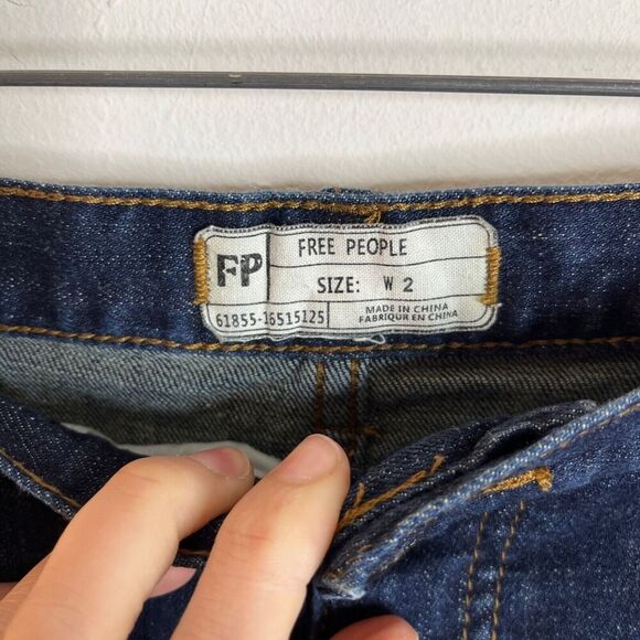 Free People Women's Jean Mini Skirt Sz 2 Pencil Straight Dark Wash Denim Stretch - Picture 3 of 5